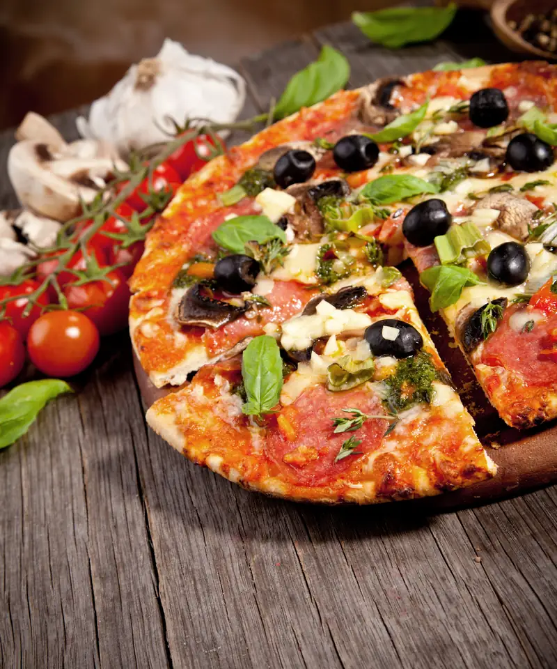 Pizza italienne garnie d’olives, de basilic et de champignons